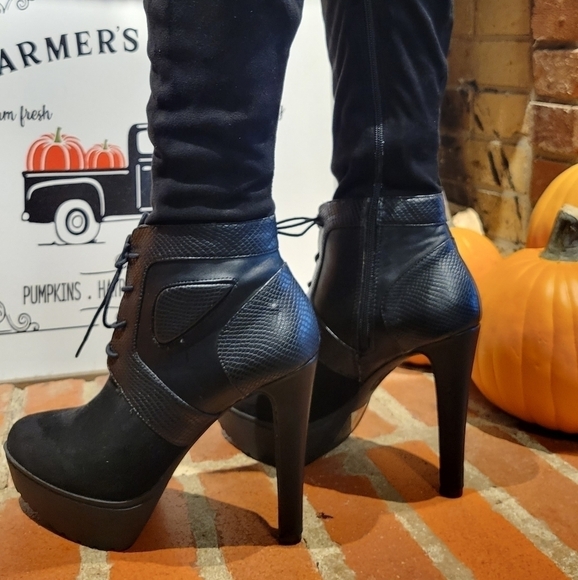 Jlo Vivah Black over the Knee Platform Boots with lace up front Size 7 1/2 M - Picture 4 of 16